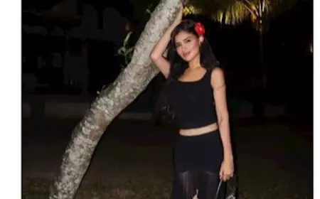 مي عمر تتألق بإطلالة جريئة بأحدث ظهور والجمهور يغازلها (صورة)