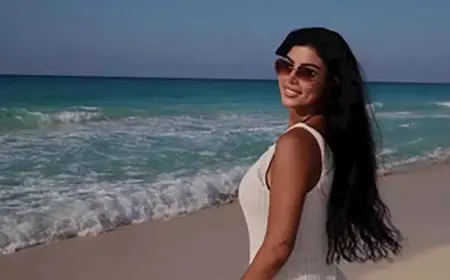 “فستان جريء”.. كارولين عزمي وسط البحر بالمصيف والجمهور يعلق (صور)