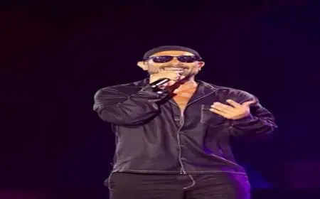 “شبه عصام كاريكا”.. أحمد سعد يثير الجدل بإطلالة غريبة في حفل الساحل