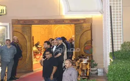 أحمد عيد يستقبل الوافدين على عزاء الراحل سيد صادق