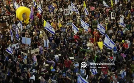 عشرات آلاف المتظاهرين يغلقون شوارع بتل أبيب رفضا لقرارات نتنياهو