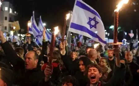 نشطاء يقتحمون استوديو القناة 13 والشرطة تعتقل محتجين في تل أبيب