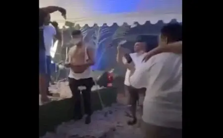 رغم الأزمات المادية.. فيديو لشباب في ليبيا يرقصون فوق الأموال يثير الغضب