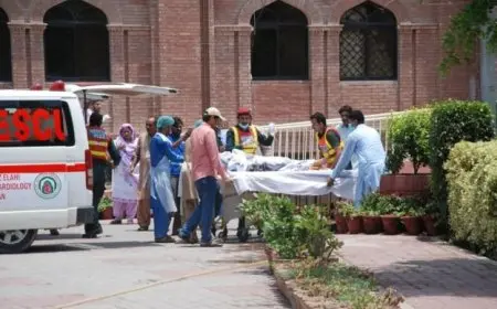 بعد وفاة شقيقين دهستهما حافلة.. حشد غاضب في باكستان يضرم النار في 7 مركبات قمامة