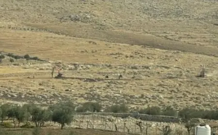 لتغيير معالمها.. الاحتلال يبدأ شق شارع استيطاني في بلدة حزما شمال شرق القدس المحتلة