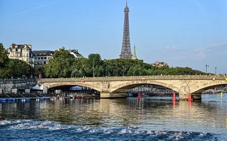 قفزة مظلية حرة من برج إيفل تنتهي بتوقيف ثلاثة أشخاص