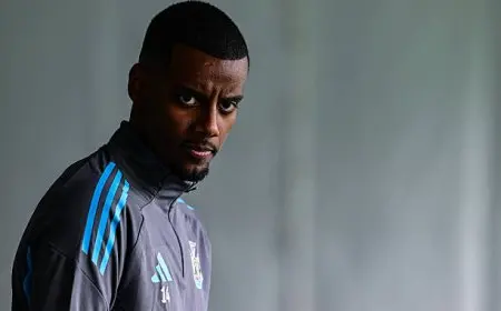 نيوكاسل يراقب وضع إيزاك تمهيداً للتحرك نحو ضم جاكسون من تشيلسي