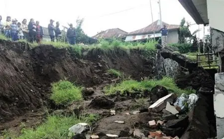 انهيار أرضي يودي بحياة 7 متطوعين في شمال باكستان