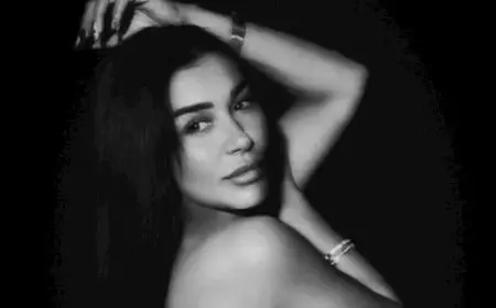 نادين الراسي بإطلالة جريئة بالأبيض والأسود