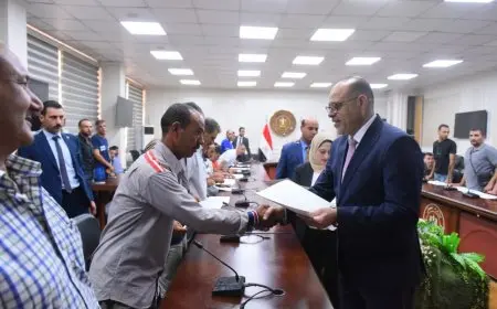 وزير العمل يسلم 93 عقدا لكوادر مصرية للعمل في البوسنة والهرسك والإمارات والأردن