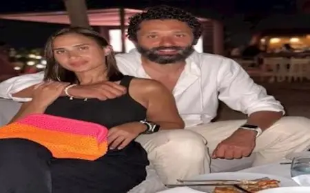 بعد شائعة ارتباطه بدينا الشربيني..كريم محمود عبدالعزيز ينشر صورة مع زوجته