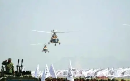 طالبان تلقي بالزهور من المروحيات على كابول في الذكرى السنوية لعودتهم للسلطة