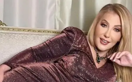 فستان مكشوف الظهر.. نادية الجندي تخطف الأنظار على البحر من الساحل