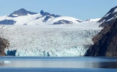 علماء يحذرون: تصدعات غامضة تضرب نهرا جليديا شمال جرينلاند
