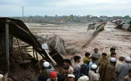 وفاة نحو 49 إثر فيضانات مفاجئة بسبب الأمطار الغزيرة في شمال غرب باكستان