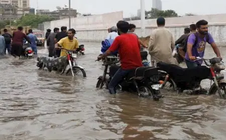 مسؤول باكستاني: ارتفاع حصيلة قتلى الفيضانات شمال غرب البلاد لنحو 56 شخصا