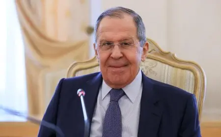 لافروف يلفت الأنظار بسترة تحمل الحروف الأولى للاتحاد السوفيتي سابقا في ألاسكا