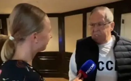 لماذا ارتدي لافروف قميصا مزينا بشعار الاتحاد السوفيتي في ألاسكا؟