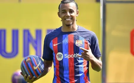 برشلونة يعلن تجديد عقد كوندي