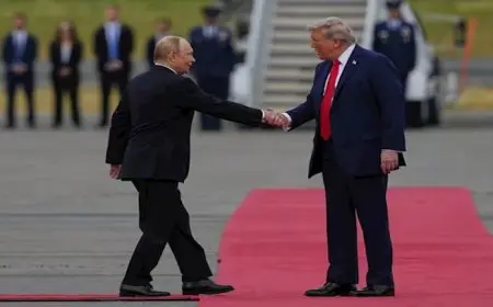 سجادة حمراء ومصافحات ودية.. كيف استقبل ترامب نظيره الروسي في ألاسكا؟