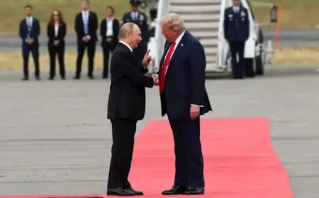 مصافحة علنية بين ترامب وبوتين قبيل قمة ألاسكا المرتقبة (صور)