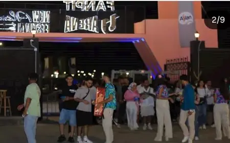 شهاب يشعل حفله بمهرجان العلمين الجديدة بأغنية “منافقين” ويهدي “كاب” لطفلة صغيرة