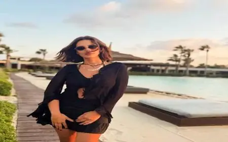 بالصور.. أحدث جلسة تصوير جريئة لـ إيمان العاصي بفستان قصير على البحر