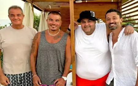 “الحظ مجمع الحبايب”.. المنتج حمادة إسماعيل ينشر صورة مع الهضبة ونجوم الفن