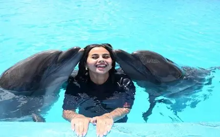 20 صورة .. منة عرفة في حمام السباحة مع الدولفين بالساحل الشمالي