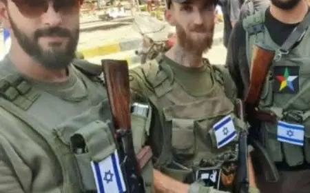 مقاتلون دروز سوريون يظهرون بسترات إسرائيلية خلال احتجاجات بالسويداء