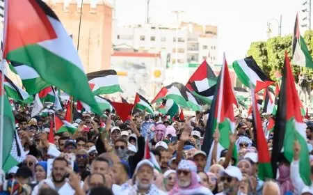 طنجة.. آلاف المغاربة ينددون باغتيال إسرائيل صحفيين فلسطينيين