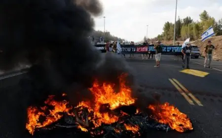 وزراء نتنياهو يهاجمون الاحتجاجات ويعتبرونها مكافأة لحماس