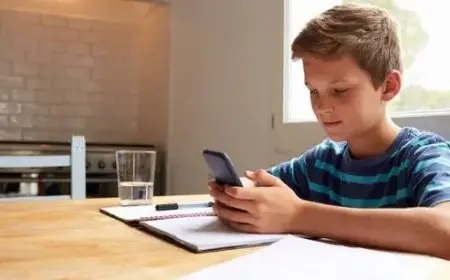 هواتف الأطفال بين الضرورة والخطر.. جدل متجدد حول السن المناسب لامتلاكها