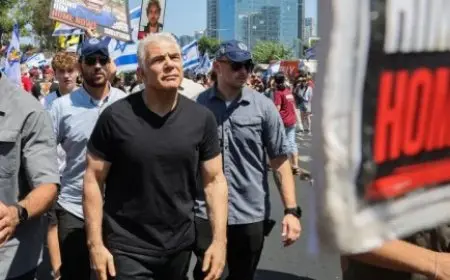 في تل أبيب.. يائير لابيد يشارك في إضراب عائلات المحتجزين