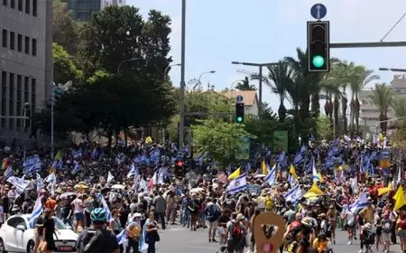 جالانت ولابيد يشاركان في المظاهرات المطالبة بوقف الحرب ويردان على نتنياهو