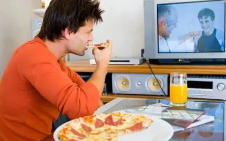 متعة لحظية أم عادة غير صحية.. كيف يفسد التلفزيون علاقتنا بالطعام؟‬