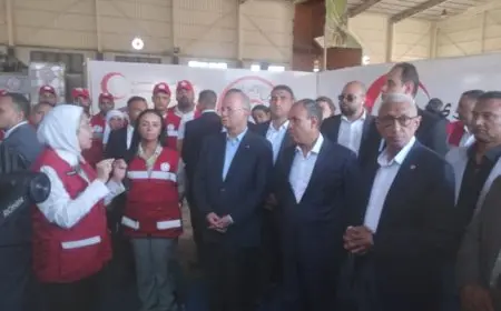 وزير الخارجية ورئيس الوزراء الفلسطيني يتفقدان مخازن الهلال الأحمر اللوجستية بالعريش
