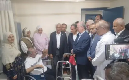 وزير الخارجية ورئيس الوزراء الفلسطيني يزوران مصابي فلسطين بمستشفى العريش