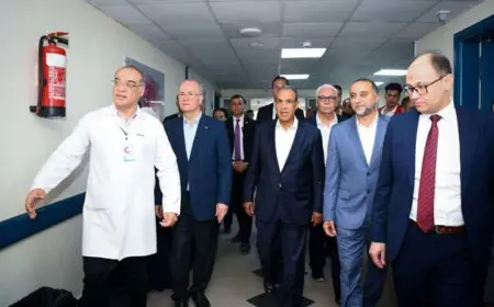 وزير الخارجية يرافق رئيس وزراء فلسطين لزيارة الجرحى الفلسطينيين بمستشفى العريش العام