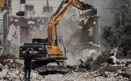 إسرائيل تهدم منشآت بالضفة.. ومستوطنون يمنعون فلسطينيين من العودة لأرضهم