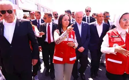 وزيرا التضامن والخارجية يصطحبان رئيس الوزراء الفلسطيني للمركز اللوجستي للهلال الأحمر المصري بالعريش