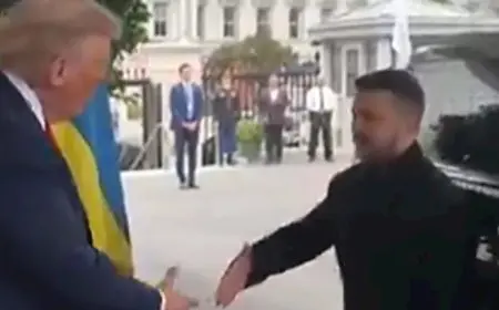 لقطة استثنائية.. ترامب يقف أمام سيارة زيلنسكي بانتظار نزوله |فيديو