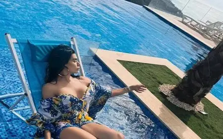 “بفستان صيفي قصير”.. جلسة تصوير جريئة لـ نادين الراسي داخل حمام السباحة