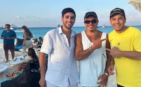 مصطفى قمر ينشر صورًا مع عمرو دياب في الساحل.. ويمازحه بهذه الطريقة