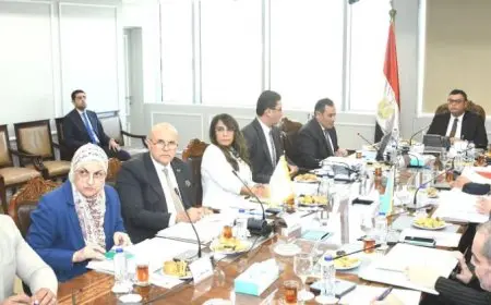 وزير الإسكان يتابع موقف تنفيذ مشروعات التنمية السياحية