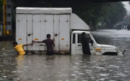 الهند.. الرياح والأمطار الموسمية توقف الحركة في عدد من مناطق مومباي