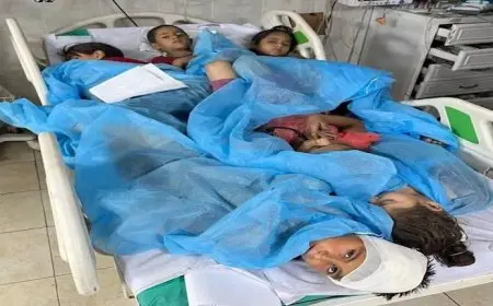 أسرّة مكتظة وأطفال يتقاسمون الألم.. 6 جرحى على سرير واحد بإحدى مستشفيات غزة