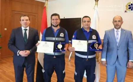 هيئة الإسعاف تهدي درعا ومكافأة مالية للطاقم صاحب واقعة رد مليون و500 ألف جنيه