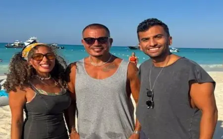 صورة- عمرو دياب مع منة القيعي وزوجها على البحر