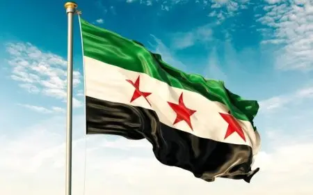 بعد 13 عاما.. رفع علم سوريا على مبنى سفارتها في طرابلس الليبية